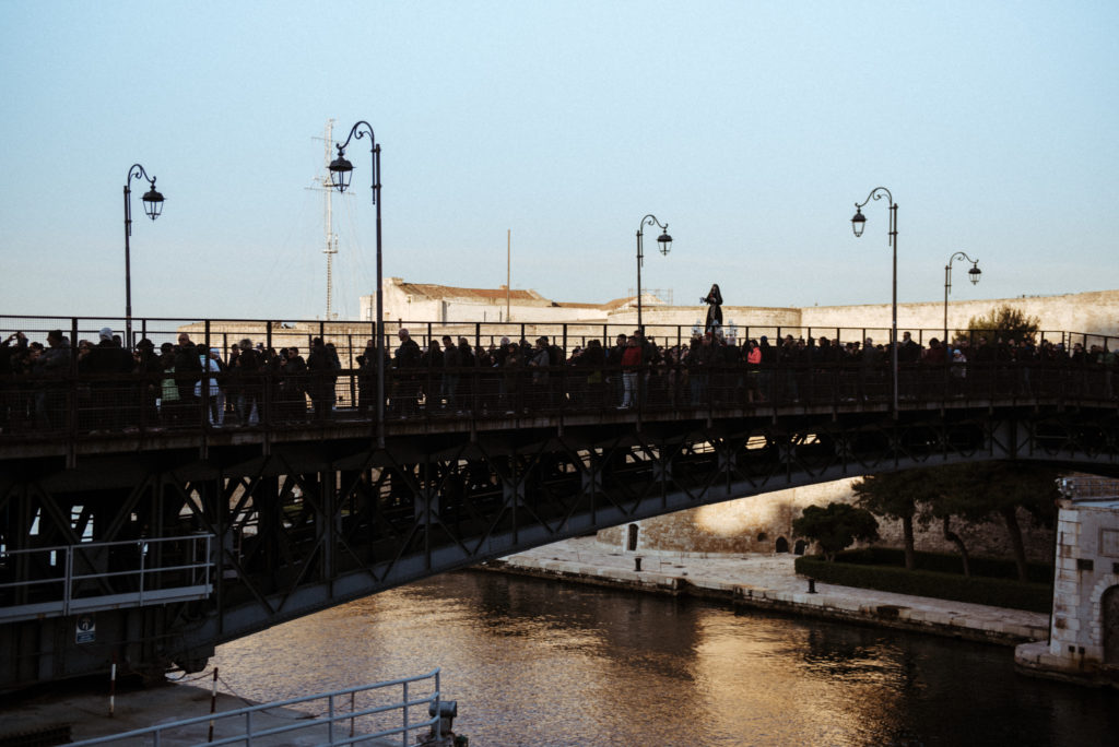 processione Addolorata sul ponte girevole